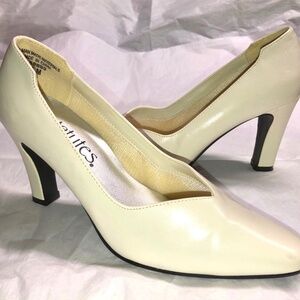 VTG 90s STATUTES Off-White Ivory Pumps Closed Toe Semi-Chunky 3.25" Heel 7M~EVC